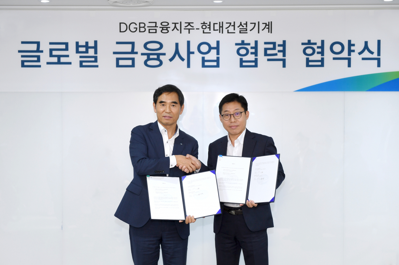 현대건설기계가 서울 중구 DGB금융센터에서 DGB금융지주와 아시아 시장 공략을 위해 ‘글로벌 금융사업 협약(MOU)’을 체결했다. 사진 왼쪽부터 DGB금융지주 오성호 그룹전략총괄, 현대건설기계 권기형 전무. [현대건설기계 제공]
