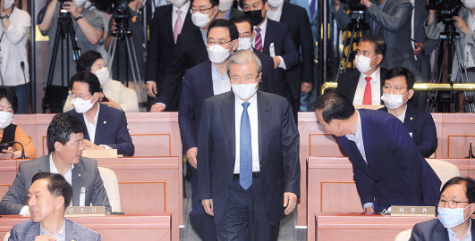 미래통합당 김종인 비상대책위원장과 주호영 원내대표가 4일 국회에서 열린 의원총회에 참석하기 위해 회의실로 들어서고 있다. 이상섭 기자