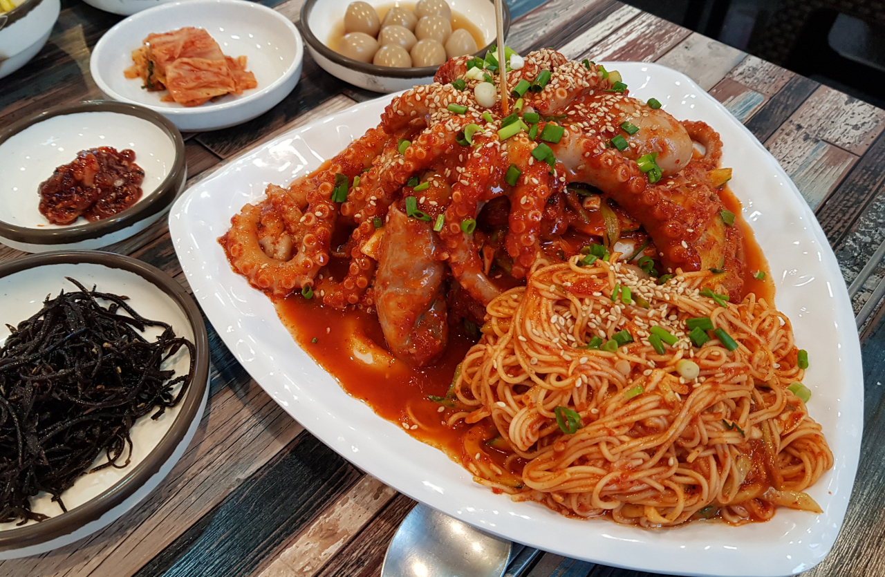 항구포차의 낙지배추초무침