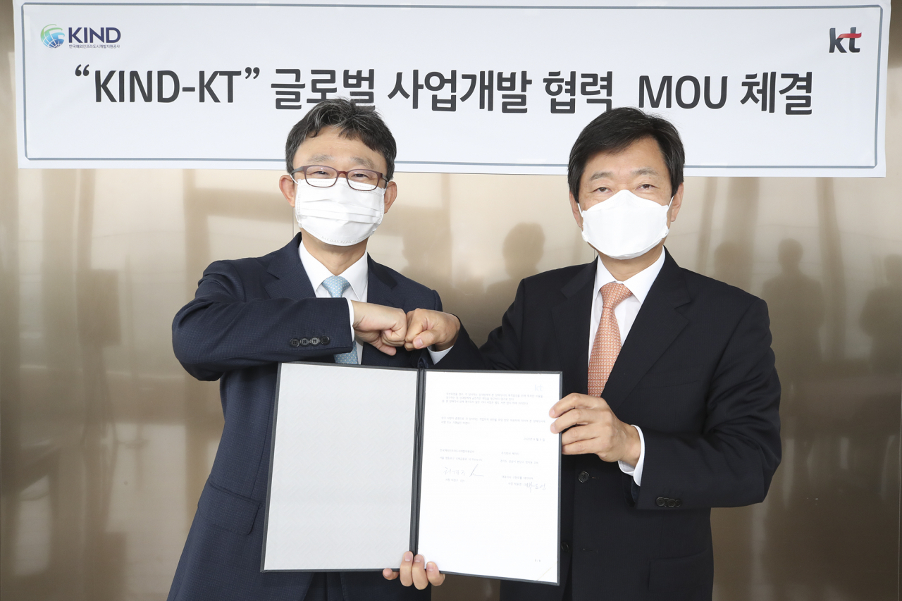 박윤영(왼쪽) KT 기업부문 사장과 KIND 허경구 사장이 4일 글로벌 데이터 센터 사업 개발 협력을 위한 업무협약을 체결했다.[KT 제공]