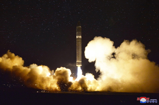 유엔 안보리 산하 대북제재위원회 전문가패널은 최근 보고서에서 북한이 핵무기 개발을 계속 강행하고 있으며 탄도미사일 탑재 가능한 소형화 수준에 이르렀을 가능성이 있다고 평가한 것으로 알려졌다. 북한이 지난 2017년 11월 발사한 대륙간탄도미사일(ICBM)급 화성-15형. [헤럴드DB]