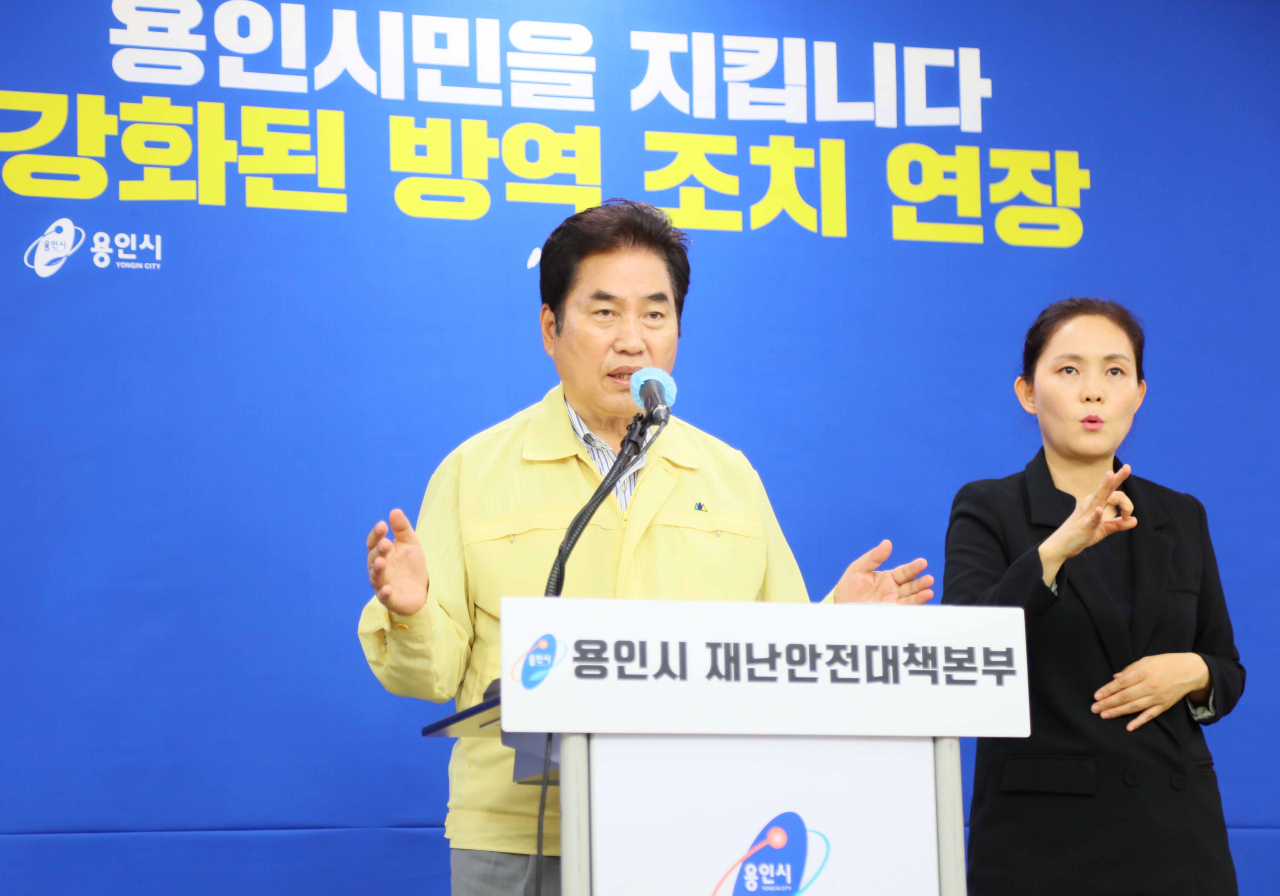 페이스북 라이브 방송을 하고 있는 백군기 용인시장. [용인시 제공]