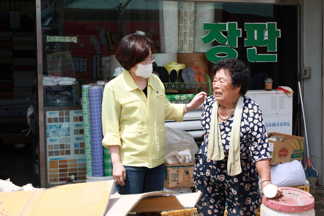 수해 피해 현장 방문한 김보라 안성시장. [안성시 제공]