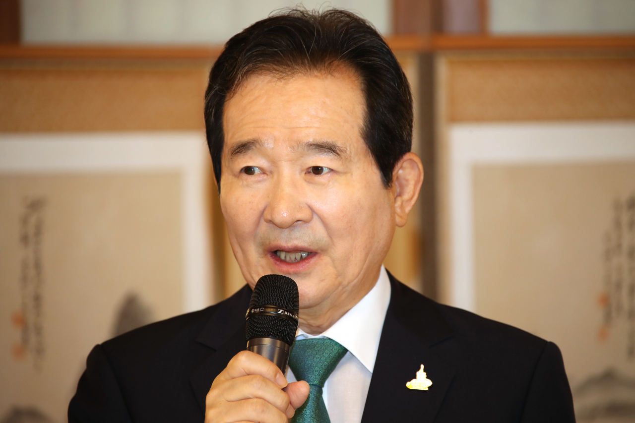 정세균 국무총리가 4일 서울 삼청동 총리공관에서 공적 마스크 판매처와 생산업체 대표 등 관계자들을 위한 오찬을 하며 인사말 하고 있다. [연합］