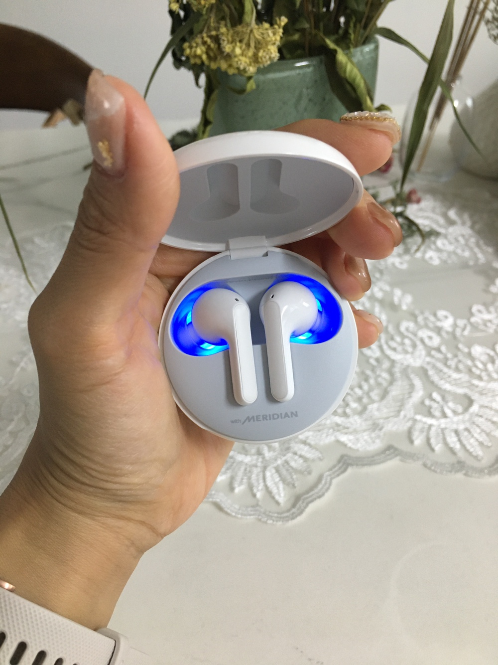 LG전자 톤프리에는 UV나노살균기능이 적용됐다. 자외선(UV-C)을 이용한 푸른 빛의 발광다이오드(LED) 라이트가 유해 세균을 99.9% 살균한다. [사진=박혜림 기자/rim@]