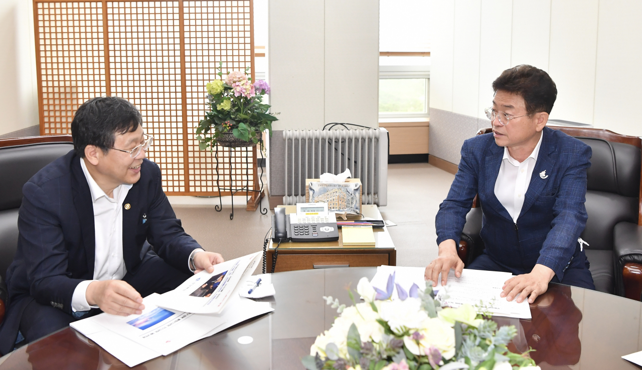 이철우 경북지사(오른쪽)는 4일 기획재정부 안일환 제2차관을 만나 국가투자예산 지원을 요청했다.[경북도 제공]