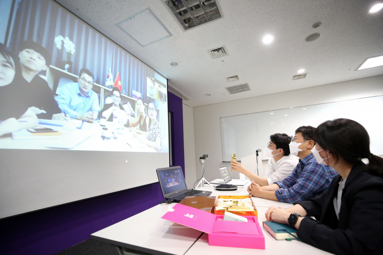 코엑스가 베트남, 인도네시아 등 신남방 국가를 대상으로 코로나19로 어려움을 겪고 있는 국내 중소수출기업들의 수출지원을 위해 구축한 원스톱 온라인 마케팅 패키지에 100여개사가 참가 신청을 하는 등 성황리에 진행 중에 있다. [코엑스 제공]