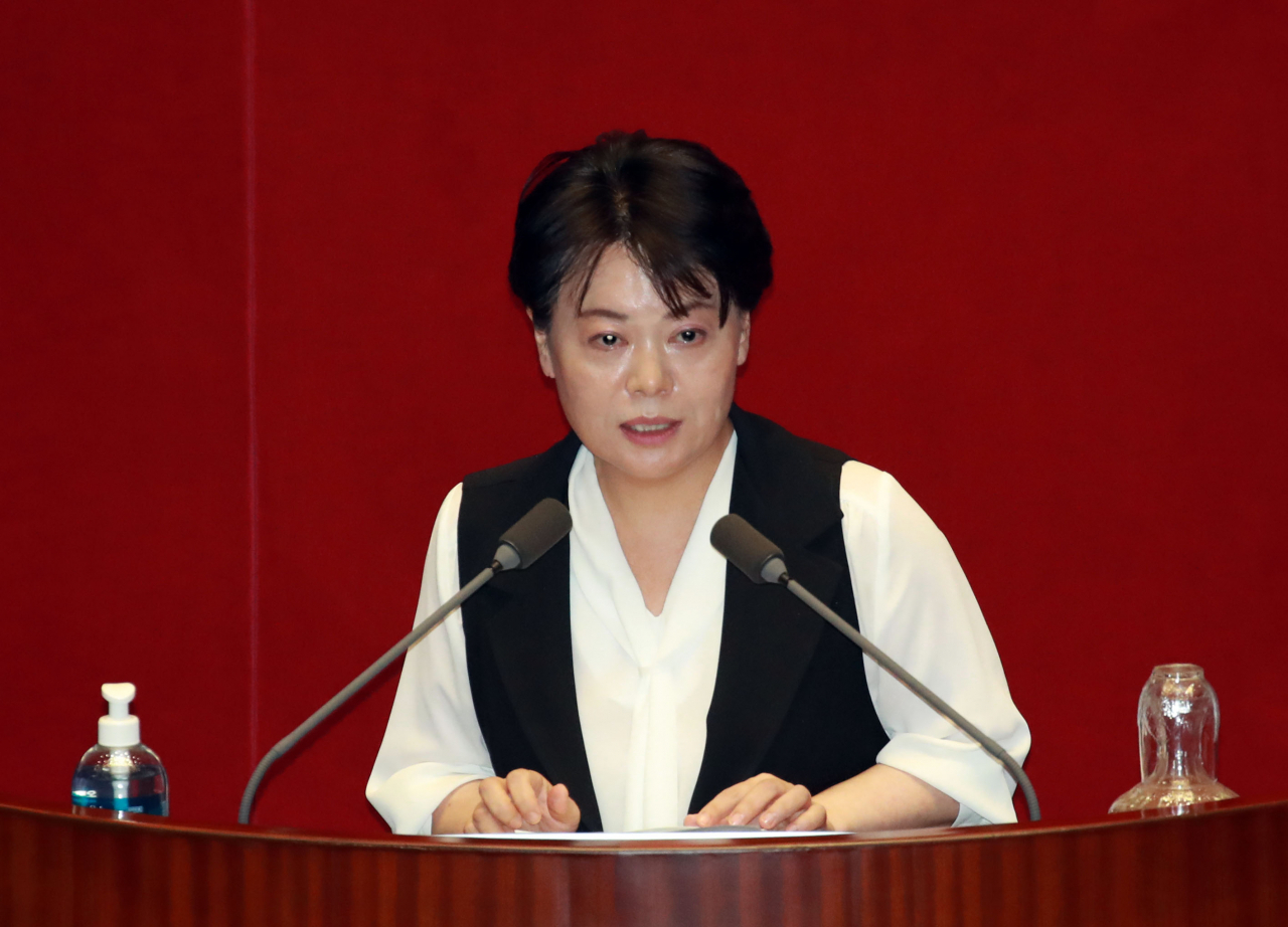 윤희숙 미래통합당 의원이 지난달 30일 본회의장에서 발언을 하고 있다. [연합]
