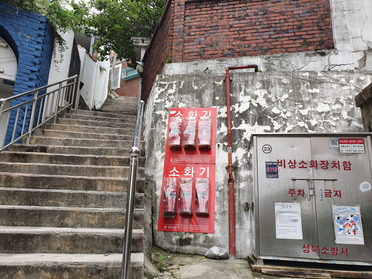 공공재개발을 추진 중인 서울시 성북구 성북1구역의 주택가 모습. 소방차가 올라올 수 없는 가파르고 좁은 도로탓에 주택마다 화재시를 대비해 소화전이 설치돼 있다. 이민경 기자