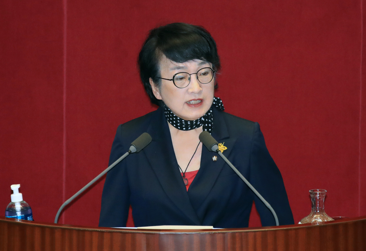 열린민주당 김진애 원내대표가 4일 오후 국회 본회의에서 토론하고 있다. [연합]