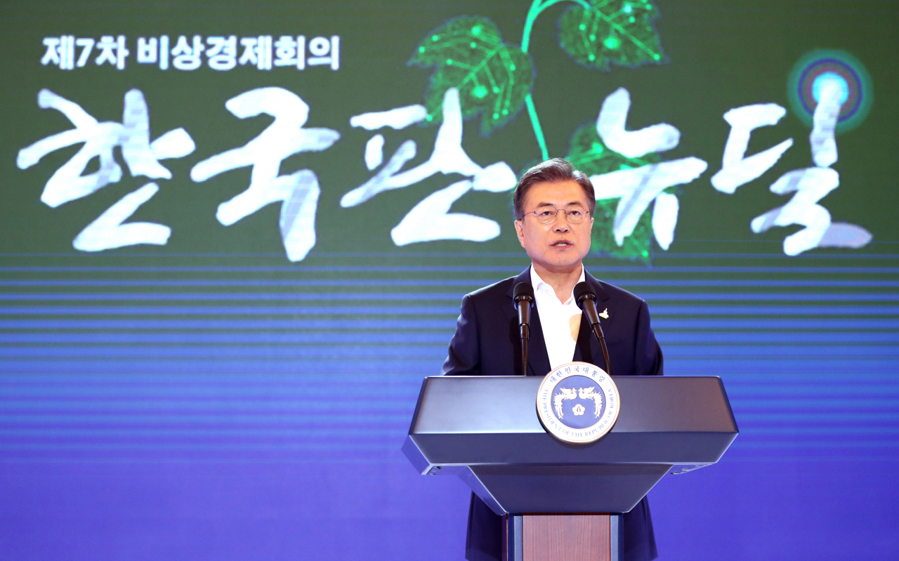 문재인 대통령이 지난달 14일 청와대 영빈관에서 '한국판 뉴딜 국민보고대회'에서 인사말 하고 있다. [연합]