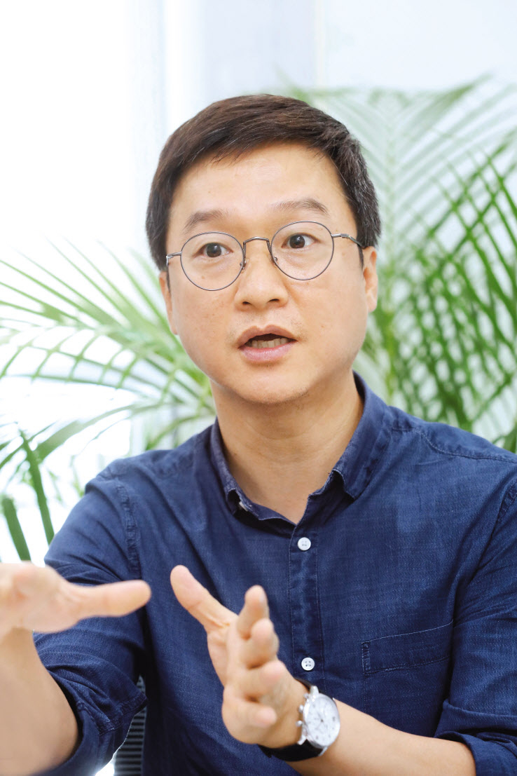 박수 LG유플러스 고객가치혁신 담당이 고객상담 혁신 서비스로 주목 받는 ‘스스로 해결 가이드 영상’서비스의 성공 비결에 대해 설명하고 있다.