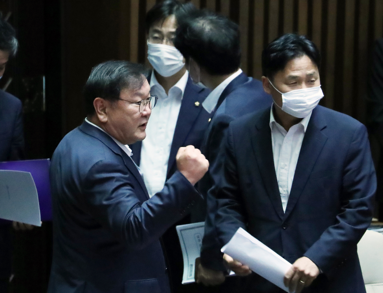 김태년 더불어민주당 원내대표(왼쪽)가 4일 오후 국회 본회의가 끝난 뒤 주먹을 불끈 쥐고 있다. [연합]