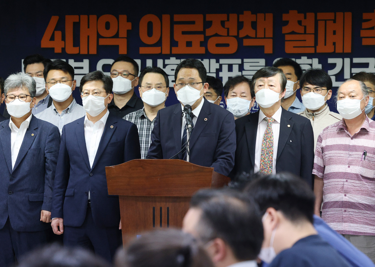 최대집 대한의사협회장과 임원진이 지난 1일 오후 서울 용산구 대한의사협회에서 '4대악 의료정책' 철폐 촉구 및 대정부 요구사항 발표를 위한 긴급 기자회견을 하고 있다. [연합]