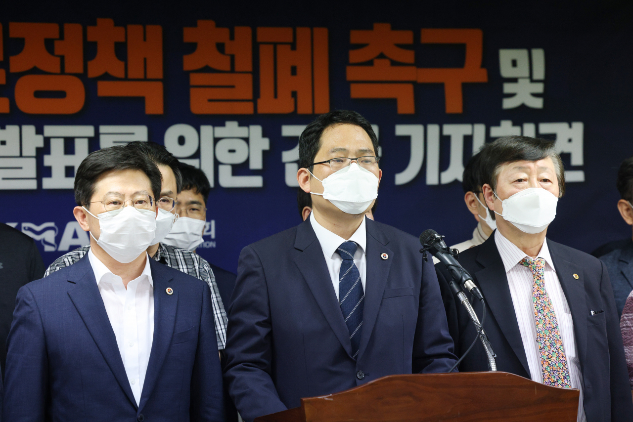 최대집 대한의사협회장과 임원진이 지난 1일 오후 서울 용산구 대한의사협회에서 '4대악 의료정책' 철폐 촉구 및 대정부 요구사항 발표를 위한 긴급 기자회견을 하고 있다. 의협은 오는 12일까지 정부가 5대 요구에 대한 개선조치가 없을 경우 14일 제1차 전국의사총파업을 단행할 것이라고 밝혔다. [연합]