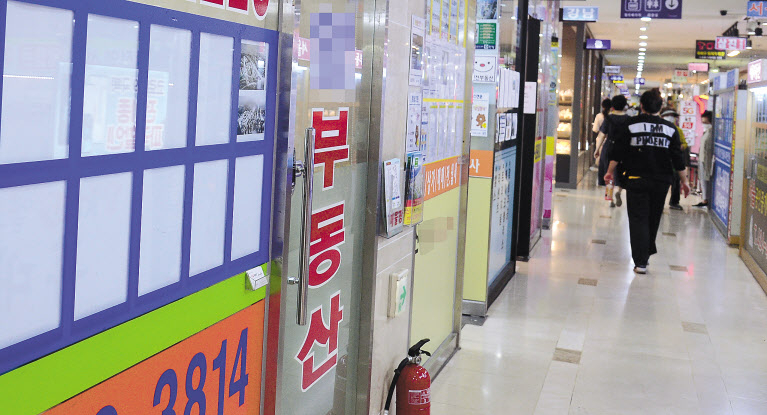 계약갱신청구권제와 전월세상한제 도입 등으로 전셋값이 크게 오를 가능성이 높은 가운데, 8.4공급대책으로 청약 대기수요가 늘어 전셋값 상승 가능성이 더 커졌다. 지난달 31일 오후 서울 송파구 부동산중개업소 매물 정보란이 매물 부족으로 비어 있다. [연합]