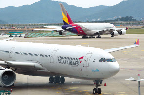 10일 인천국제공항 1터미널 계류장에 아시아나항공 여객기가 멈춰 서 있다. 신종 코로나바이러스 감염증 사태 여파로 HDC현대산업개발이 아시아나항공 채권단에 아시아나항공 인수 조건을 원점에서 재검토하자고 요청했다. [연합]