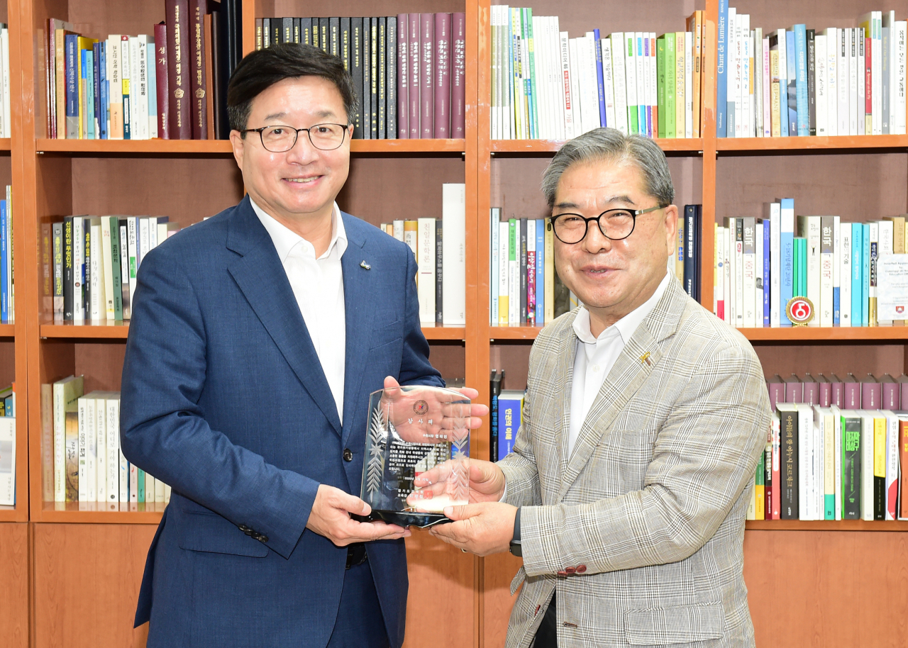 염태영 수원시장(왼쪽)이 경기도교육청 교육감실에서 이재정 교육감으로부터 감사패를 전달받고 기념촬영을 하고 있다. [수원시 제공]