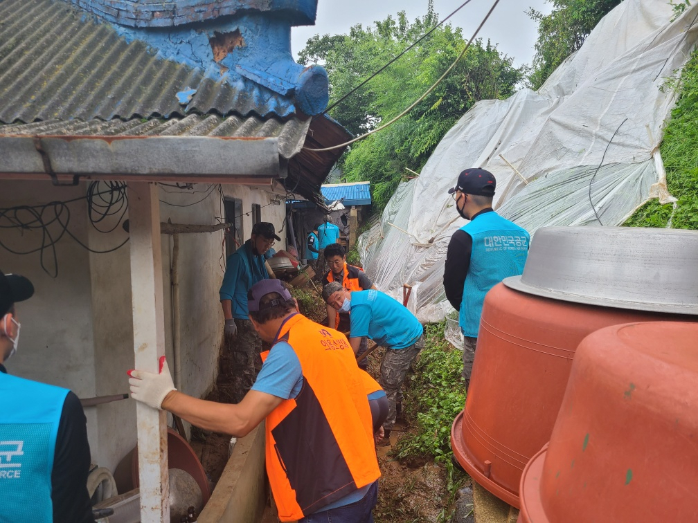 원곡면 수해복구 작업을 하고있다. [안성시 제공]