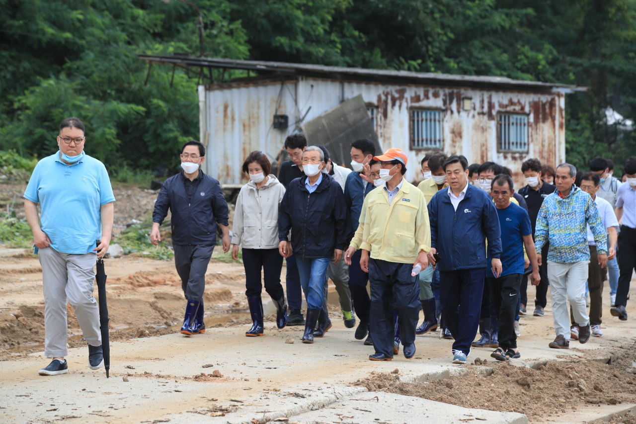 김종인 미래통합당 비상대책위원장과 주호영 원내대표가 5일 오전 경기 이천시 율면 산양1리 수해 현장을 방문하고 있다. [연합]