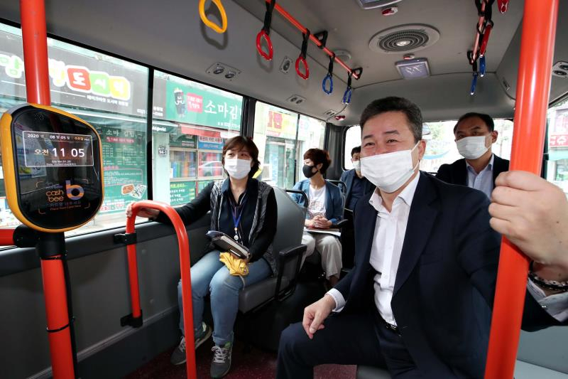 허인환 인천시 동구청장이 5일 임시운행하는 동구버스를 시승하고 있다.