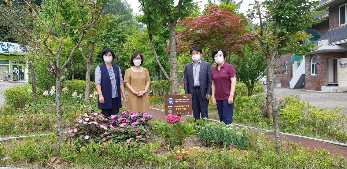조용만 한국조폐공사 사장이 코로나19로 피해를 입은 지역 화훼 농가 지원을 위한 ‘플라워 버킷 챌린지’에 동참, 화훼업체와 손잡고 성심원 등 대전지역 다섯 곳의 아동복지시설에 화원을 조성했다. 사진은 성심원에 조성된 화원 모습으로 오른쪽부터 오미숙 조폐공사 고객행복팀장, 최재희 사회적가치처장, 성심원 김익중 원장, 한국화원협회 유미숙 대전지회장. [한국조폐공사 사진제공]