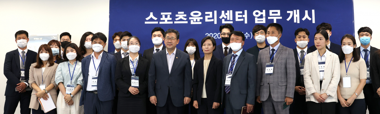 박양우 문화체육관광부 장관이 5일 업무 개시에 들어간 서울 서대문구 스포츠윤리센터를 방문해 이숙진(장관 오른편) 이사장을 비롯한 직원들과 기념촬영을 하고 있다. [문체부 제공]