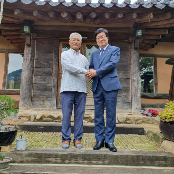 송기인 신부(왼쪽)가 염태영 최고위원 후보(오른쪽)를 지지하고있다.[염태영 최고위원 선거캠프 제공]
