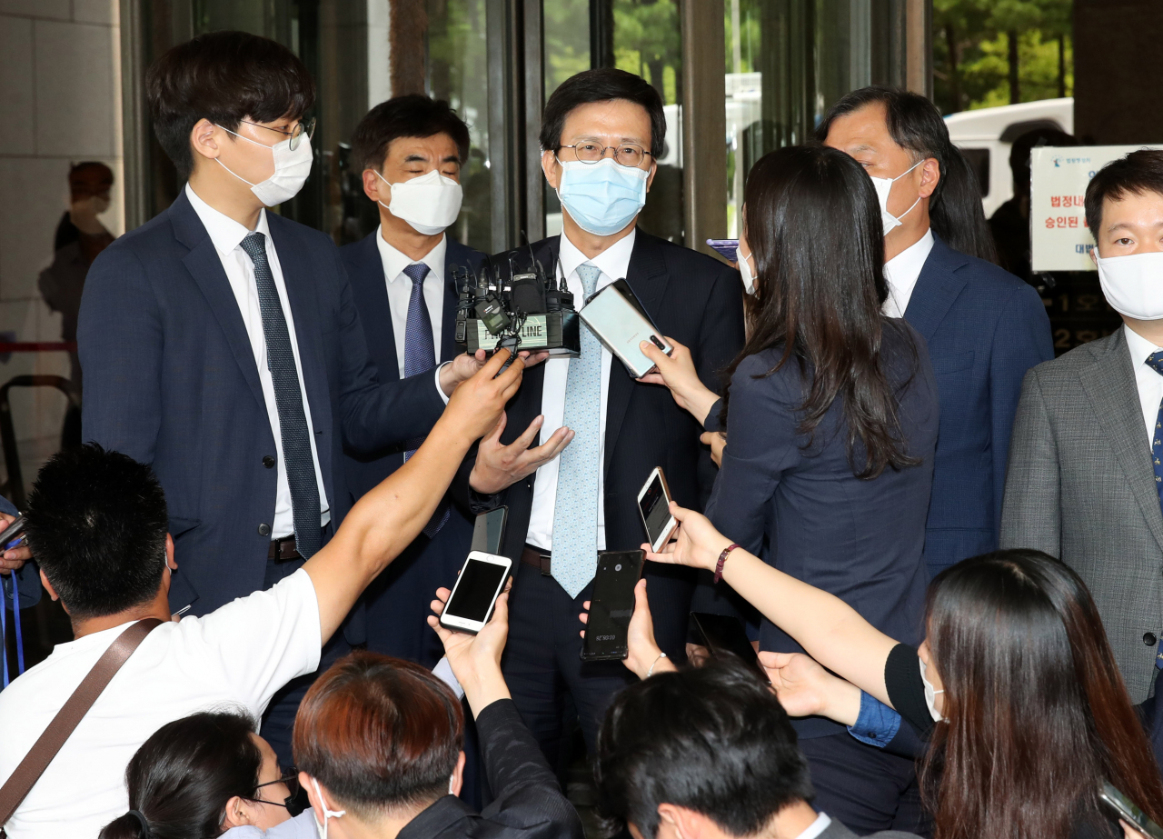 엘케이비앤파트너스는 문재인 정부 들어 친여권 인사들 사건을 도맡으며 인지도가 급상승한 대표적인 로펌이다. 법원행정처 출신 엘리트 판사들을 연이어 영입하며 ‘전관 로펌’으로 입지를 굳히고 있다. 사진은 지난달 16일 이재명 경기도지사 변호를 맡았던 김종근 엘케이비앤파트너스 변호사가 대법원 선고공판를 마친 뒤 취재진의 질문에 답하고 있는 모습. [연합]