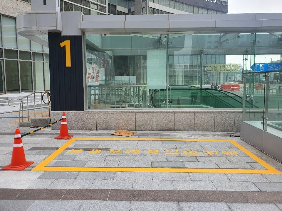 최대집 대한의사협회장과 임원진이 1일 오후 서울 용산구 대한의사협회에서 '4대악 의료정책' 철폐 촉구 및 대정부 요구사항 발표를 위한 긴급 기자회견을 하고 있다. 의협은 오는 12일까지 정부가 5대 요구에 대한 개선조치가 없을 경우 14일 제1차 전국의사총파업을 단행할 것이라고 밝혔다. [연합]