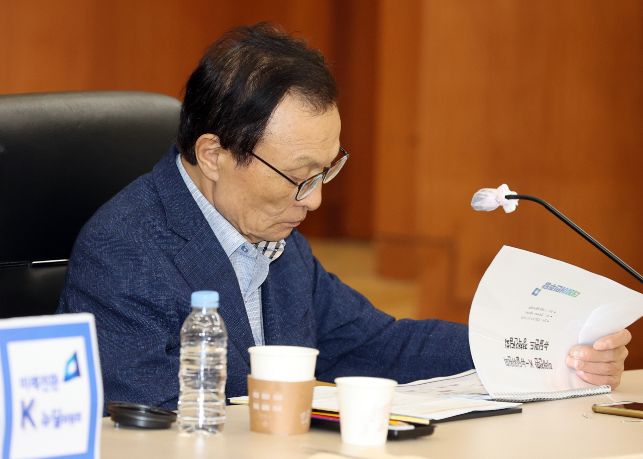 이해찬 더불어민주당 대표가 5일 오전 서울 여의도 한국거래소 서울사무소에서 열린 더불어민주당 미래전환 K뉴딜위원회 뉴딜펀드 정책간담회에서 자료를 살피고 있다. [연합]