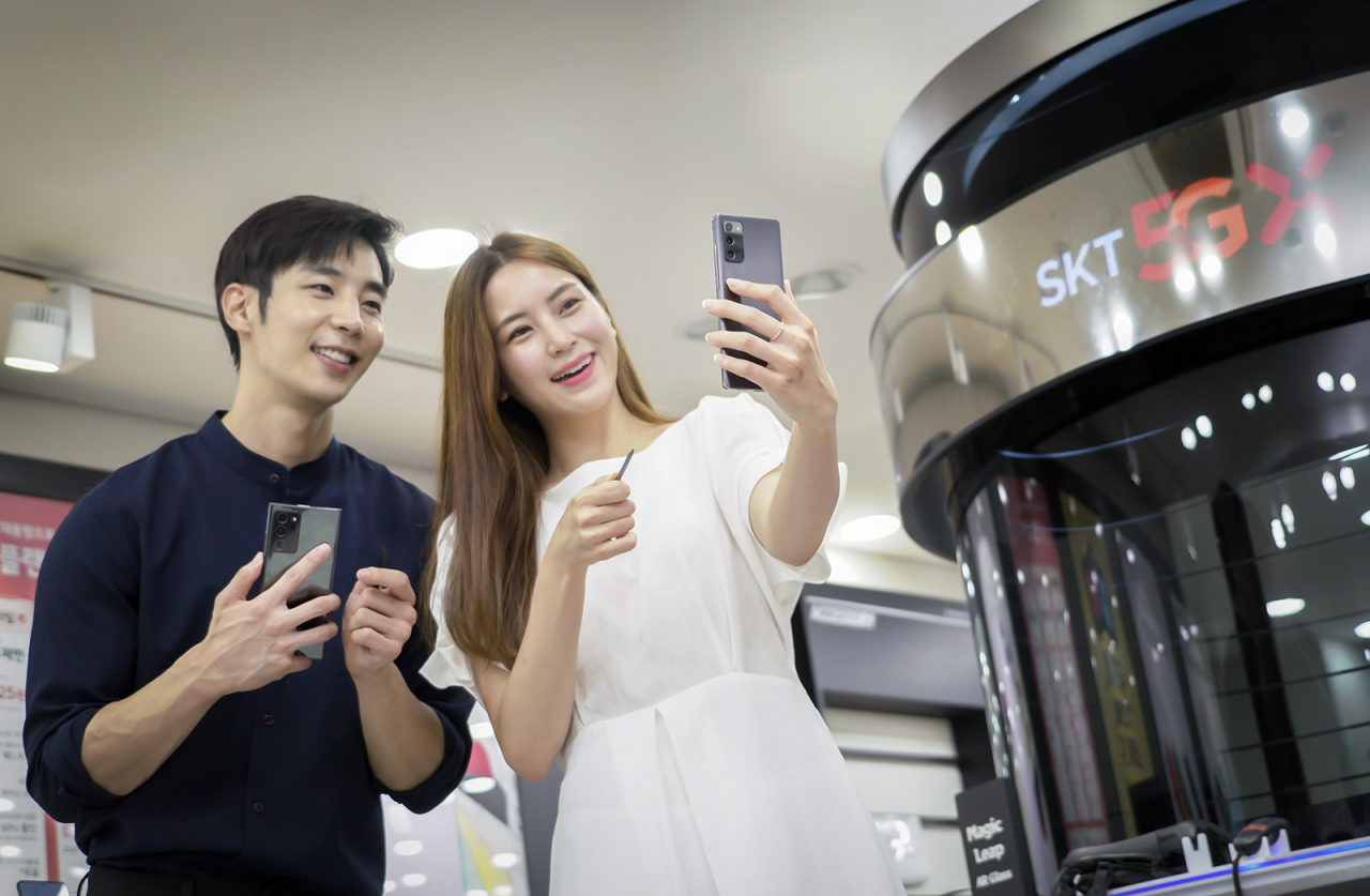 SK텔레콤 모델이 '갤럭시노트20'을 사용하고 있다. [SK텔레콤 제공]