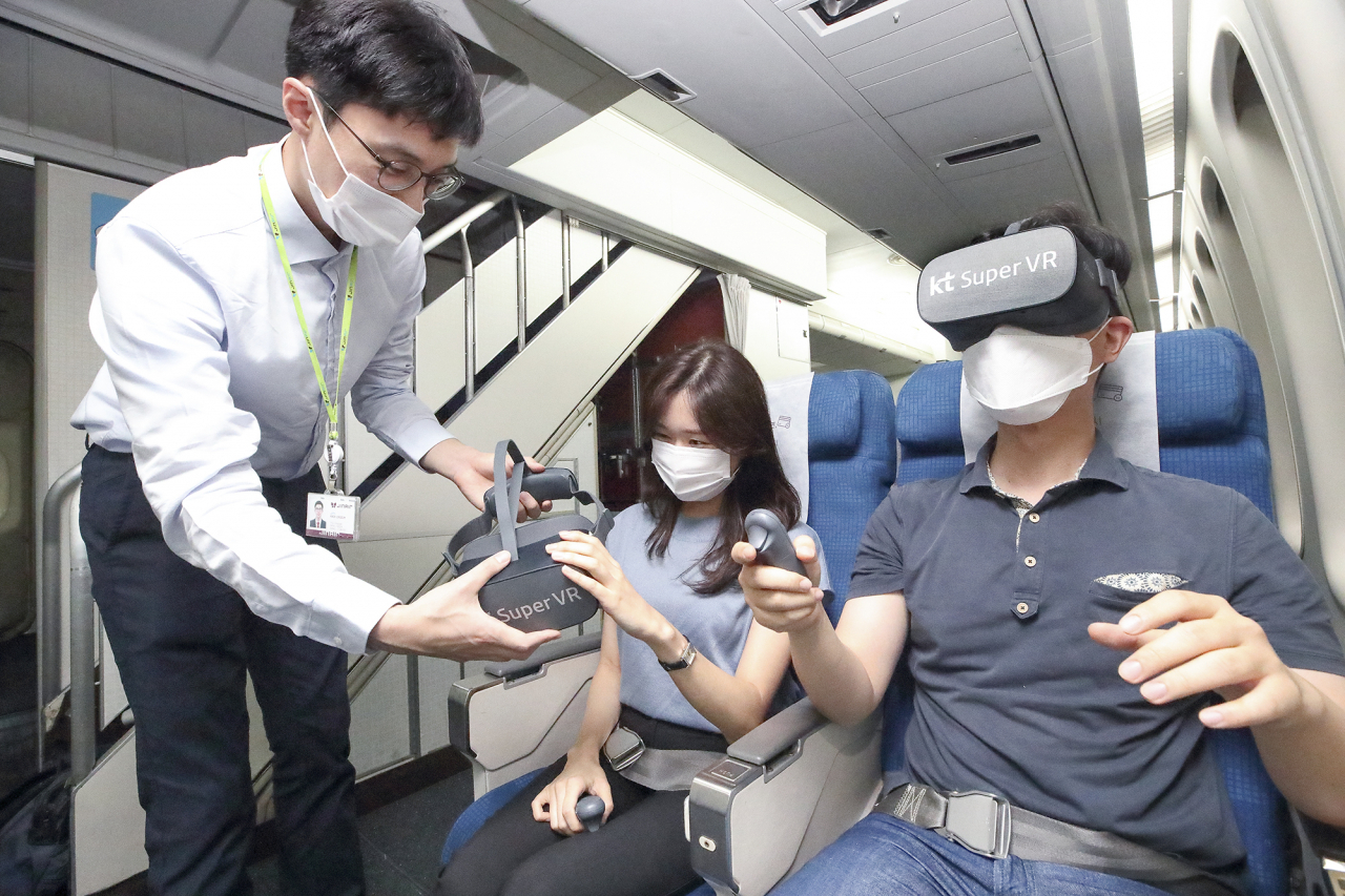 탑승객들이 비행기 기내에서 슈퍼 VR을 통해 실감미디어 콘텐츠를 즐기고 있다. [KT제공]