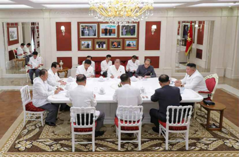 북한 조선중앙통신은 6일 김정은 국무위원장이 전날 주재한 노동당 정무국회의에서 코로나19 사태 속 완전봉쇄한 개성에 대한 특별지원을 결정하고 당 내 새로운 부서 창설 문제에 대해 논의했다고 보도했다. [헤럴드DB]