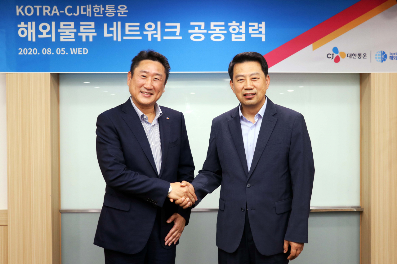 CJ대한통운 이은선 GF본부장(왼쪽)과 KOTRA 나창엽 중견기업실장이 해외물류 네트워크 공동협력 세레모니에서 기념사진을 촬영하고 있다. [CJ대한통운 제공]