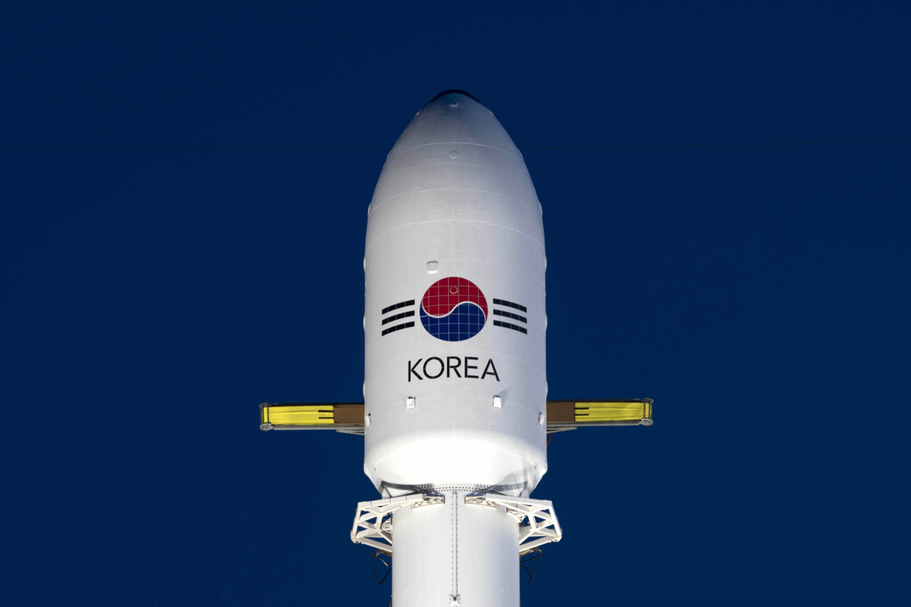 한국군 첫 전용 통신위성 ‘아나시스 2호’를 실은 스페이스X 팰컨9 로켓이 지난달 21일 오전 미국 플로리다주 케이프커내버럴 공군기지에서 발사를 앞두고 있다. 팰컨9 로켓은 성공적으로 발사됐고, 아나시스 2호는 궤도에 안착했다.[연합]