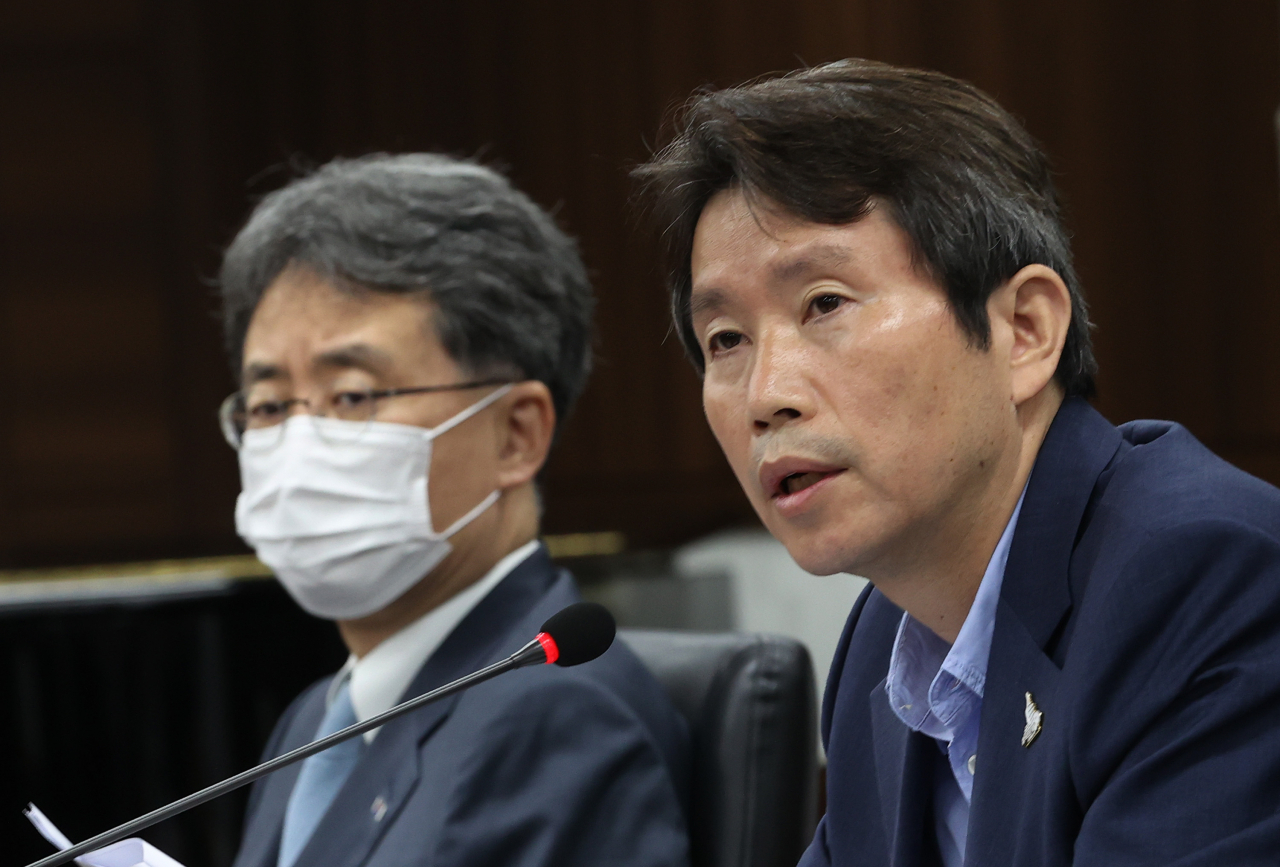 이인영 통일부장관(오른쪽)은 6일 오전 정부서울청사에서 세계식량계획(WFP)을 통해 1000만달러의 대북지원을 하기로 결정한 남북교류협력추진협의회를 주재했다. 왼쪽은 김현종 청와대 국가안보실 2차장.[연합]
