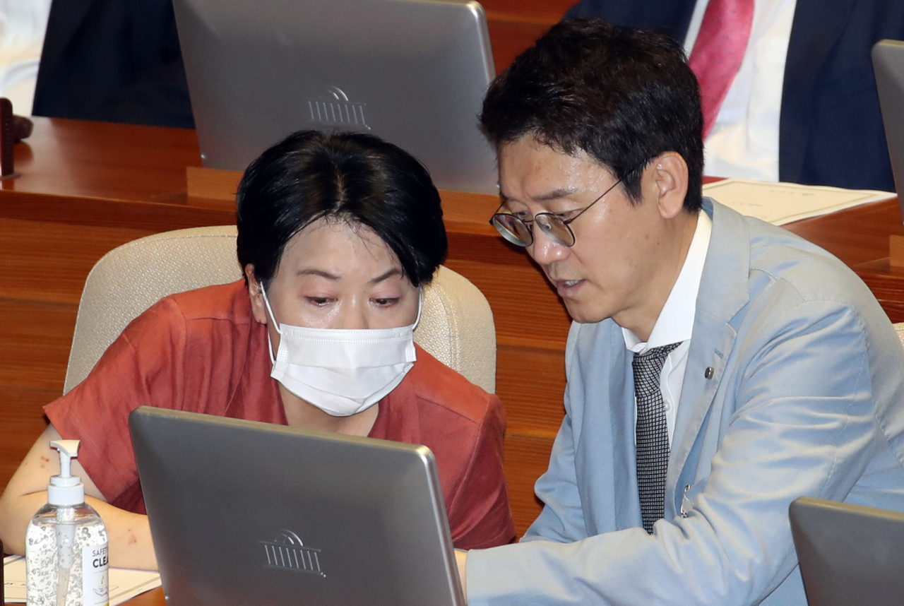 윤희숙 미래통합당 의원과 김웅 의원이 4일 오후 국회 본회의에 참석해 있다. [연합]