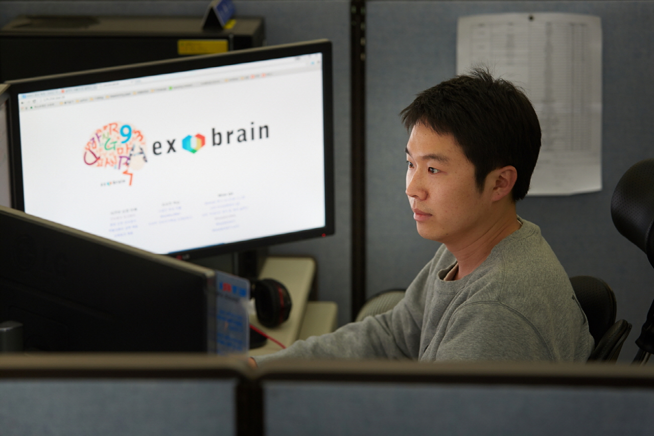 ETRI 연구진이 엑소브레인 연구를 진행하는 모습 [ETRI 제공]