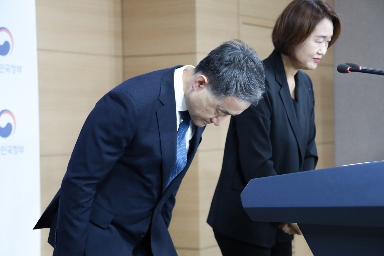 의과대학 정원 확대 방안에 반대하는 전공의들의 집단 휴진(파업)을 하루 앞둔 6일 박능후 보건복지부 장관이 정부서울청사에서 대국민 담화 발표를 마친 후 인사하고 있다. [연합]