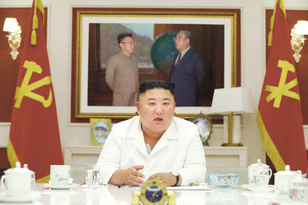 김정은 북한 국무위원장이 5일 제7기 제4차 당 중앙위원회 정무국 회의를 열고 신종 코로나바이러스 감염증(코로나19) 사태로 봉쇄된 개성시를 특별 지원할 것을 지시했다고 6일 노동당 기관지 노동신문이 전했다. [뉴스1]
