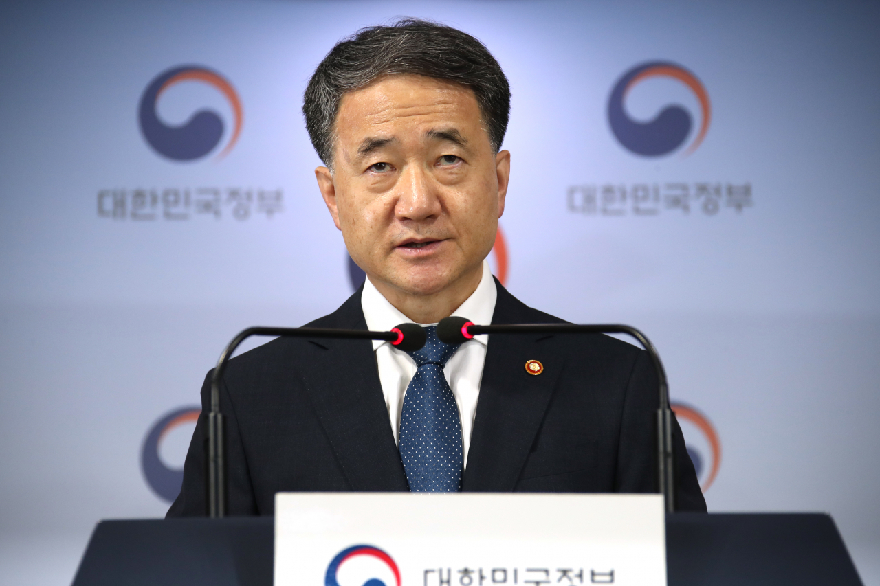 의과대학 정원 확대 방안에 반대하는 전공의들의 집단 휴진(파업)을 하루 앞둔 6일 박능후 보건복지부 장관이 정부서울청사에서 대국민 담화를 발표하고 있다. [연합]