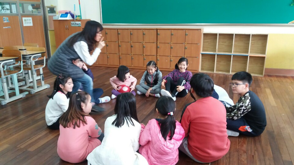 신화초등학교에서 아이들과 마을교사가 연극놀이를 하고 있는 모습. [도봉구 제공]