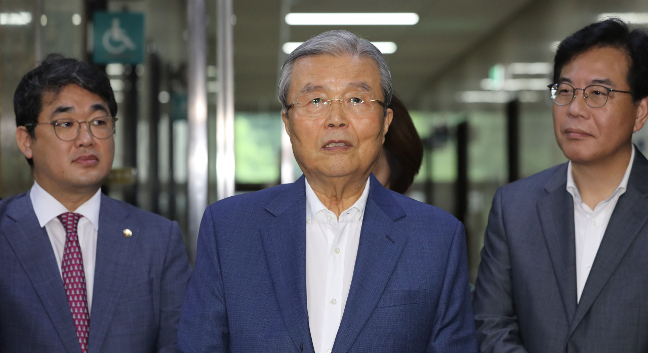 김종인 미래통합당 비상대책위원장이 6일 오전 서울 여의도 국회에서 비공개 비상대책위원회의를 마친 뒤 기자들의 질문에 답하고 있다. [연합]