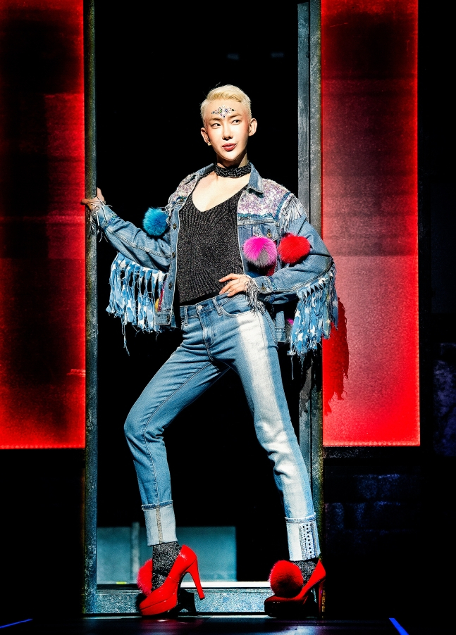 조권은 드랙퀸을 꿈 꾸는 뮤지컬 '제이미' 속 제이미처럼 "내게는 힐은 페르소나"라고 말했다. [쇼노트 제공]