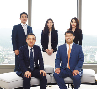 태평양 IPO팀. 왼쪽 위부터 시계방향으로 정희석 외국변호사, 현예림 변호사, 김현정 변호사, 이정훈 변호사, 신희강 변호사(팀장).