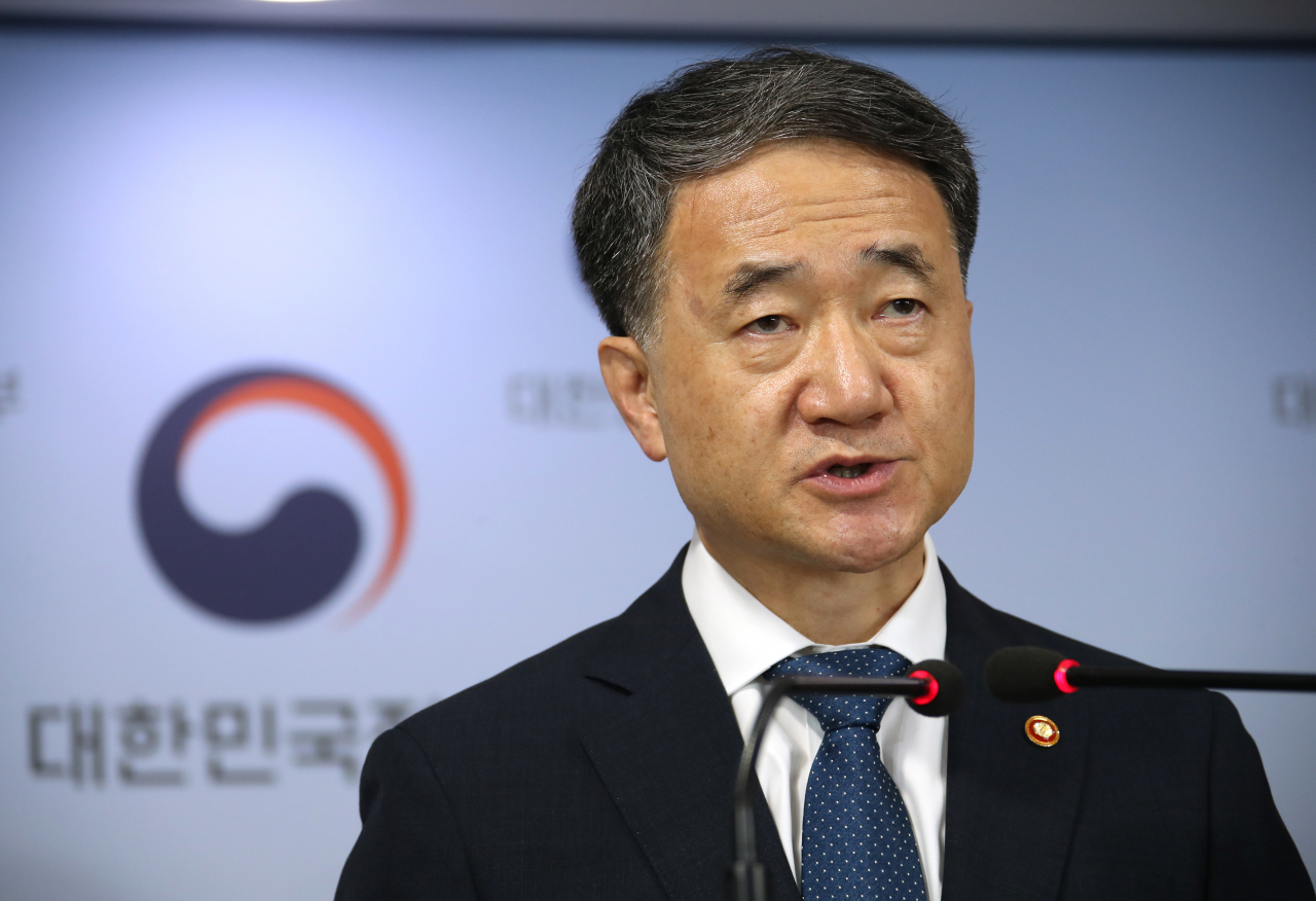 의과대학 정원 확대 방안에 반대하는 전공의들의 집단 휴진(파업)을 하루 앞둔 6일 박능후 보건복지부 장관이 정부서울청사에서 대국민 담화를 발표하고 있다. [연합]