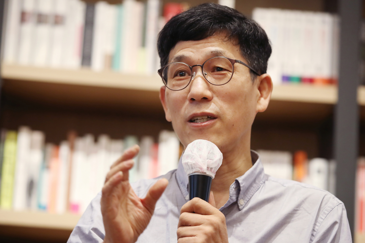 진중권 전 동양대 교수가 지난달 2일 오후 서울 강남구 최인아 책방에서 열린 경제사회연구원 세미나에서 '한국사회를 말한다 : 이념·세대·문화의 미래'를 주제로 강연을 하고 있다. [연합]