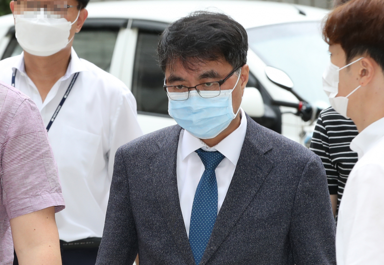 이병천 서울대 수의과대학 교수가 지난달 28일 영장심사를 받기 위해 서초구 서울중앙지법으로 들어서고 있다. [연합]