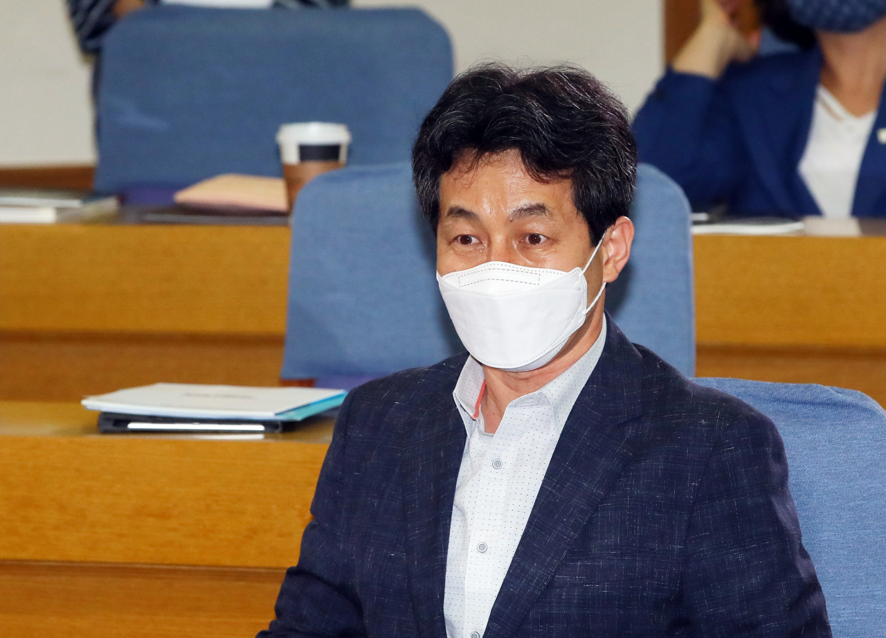 윤건영 더불어민주당 의원이 16일 국회 의원회관에서 열린 포스트 코로나와 대한민국 풀체인지 토론회에 참석하고 있다. [연합]
